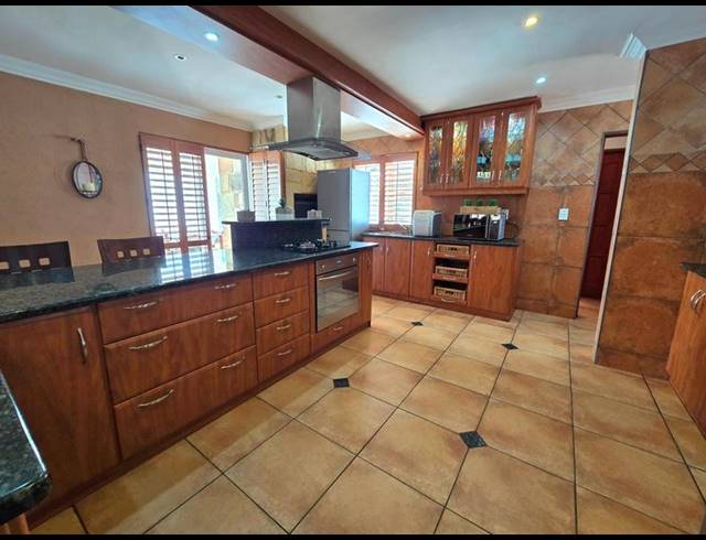 5 BEDROOM HOUSE FOR SALE IN GOLDEN MILE